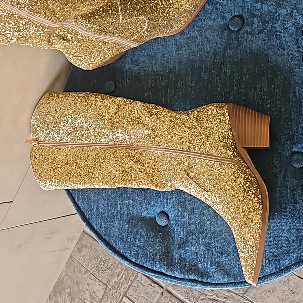 Razzle Dazzle Gold Sparkling Cowgirl Boots.  👢👢 - Picture 4 of 6